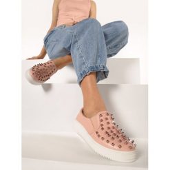 Różowe Slip On Power Rock. Różowe półbuty damskie Born2be, bez wzorów, rockowe, bez obcasa, bez zapięcia. W wyprzedaży za 49,99 zł.