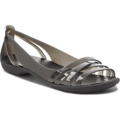 Sandały CROCS - Isabella Huarche 2 Flat W 204912 Black/Black. Czarne klapki damskie Crocs, bez wzorów, z tworzywa sztucznego, bez obcasa. W wyprzedaży za 179,00 zł.