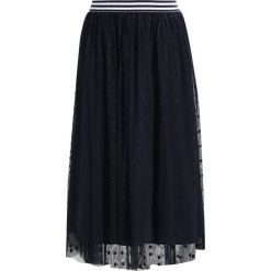 Josephine & Co LUC SKIRT Spódnica trapezowa navy. Niebieskie spódniczki damskie marki Josephine & Co, z poliesteru. W wyprzedaży za 369,00 zł.