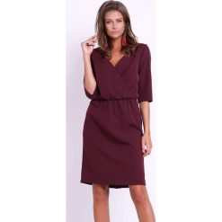 Sukienka w kolorze bordowym. Czerwone sukienki damskie Jesienny butik, xs, bez wzorów, bez kołnierzyka, bez rękawów, midi, kopertowe. W wyprzedaży za 129,95 zł.