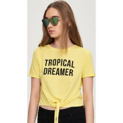 T-shirt z wiązaniem - Żółty. Żółte t-shirty damskie Sinsay, l. W wyprzedaży za 9,99 zł.
