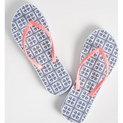 Wzorzyste klapki - Granatowy. Niebieskie klapki damskie Sinsay, bez wzorów, bez obcasa. Za 19,99 zł.