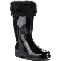 Kalosze GUESS - FJPAL4 RUB11 001. Czarne kalosze damskie marki Guess, z aplikacjami, z tworzywa sztucznego. W wyprzedaży za 169,00 zł.