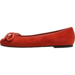 Pretty Ballerinas ANGELIS Baleriny rust. Czerwone baleriny damskie marki Pretty Ballerinas, bez wzorów, ze skóry, klasyczne, bez obcasa. Za 559,00 zł.