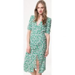 Zielona Sukienka White Rose. Czerwone sukienki damskie Born2be, na imprezę, s, w kwiaty, klasyczne, bez kołnierzyka, bez rękawów, midi. Za 79,99 zł.