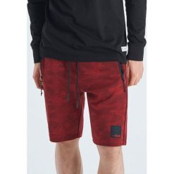 Szorty camo o kroju jogger - Czerwony. Czerwone spodenki i szorty męskie marki Cropp, s, bez wzorów. Za 79,99 zł.