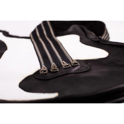 Torba jak gitara, ręcznie szyta ze skóry. Czarne torby męskie na ramię marki Pakamera, ze skóry, na ramię. Za 390,00 zł.