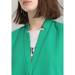 Custommade MANUA Żakiet jolly green. Zielone kurtki damskie marki Custommade, bez wzorów, z elastanu, bez kaptura. Za 839,00 zł.