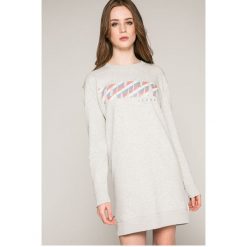 Tommy Jeans - Sukienka. Szare długie sukienki marki Tommy Jeans, na co dzień, l, z nadrukiem, z bawełny, casualowe, z okrągłym kołnierzem, z długim rękawem. W wyprzedaży za 269,90 zł.