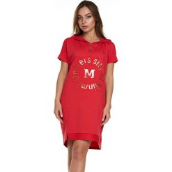 Sukienka w kolorze koralowym. Czerwone sukienki damskie Bessa, Moonlight, l, z nadrukiem, z kapturem, bez rękawów, mini, asymetryczne. W wyprzedaży za 149,95 zł.