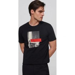T-shirt z grafiką - Czarny. Czarne t-shirty damskie Reserved, s, bez wzorów, bez kołnierzyka. Za 49,99 zł.