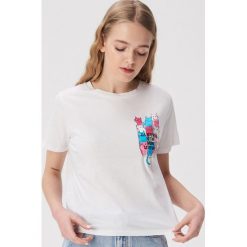 T-shirt z kolorową kieszenią - Biały. Białe t-shirty damskie marki Sinsay, s, bez wzorów, bez kołnierzyka. Za 24,99 zł.