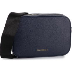 Torebka COCCINELLE - Ev3 Mini Bag E5 EV3 55 I1 07 Ink B12. Niebieskie listonoszki damskie Coccinelle, bez wzorów, ze skóry, na ramię, bez dodatków. Za 849,00 zł.