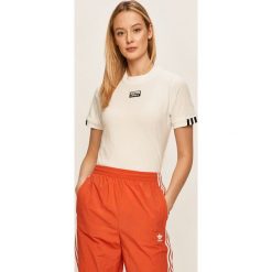 Adidas Originals - T-shirt. Białe topy damskie adidas Originals, z aplikacjami, z bawełny, z okrągłym kołnierzem. W wyprzedaży za 99,90 zł.