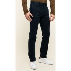 Spodnie materiałowe TOMMY HILFIGER Denton MW0MW11776. Niebieskie jeansy męskie TOMMY HILFIGER, m, bez wzorów, z elastanu. W wyprzedaży za 289,00 zł.