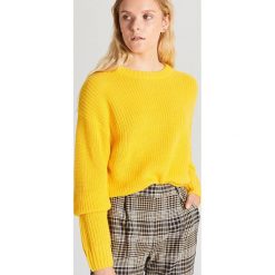 Sweter oversize - Żółty. Żółte swetry damskie Cropp, s, bez wzorów, bez rękawów, bez kaptura. W wyprzedaży za 39,99 zł.