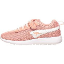 Sneakersy w kolorze jasnoróżowo-białym. Różowe trampki dziewczęce KangaROOS, bez wzorów, z gumy, bez zapięcia. W wyprzedaży za 117,95 zł.