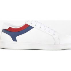 Sneakersy bonprix biało-niebieski indygo - czerwony. Białe sneakersy męskie bonprix, na sznurówki. Za 74,99 zł.