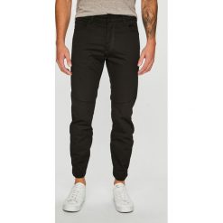 G-Star Raw - Spodnie. Czarne spodnie męskie G-Star RAW, na co dzień, bez wzorów, z elastanu, retro. W wyprzedaży za 239,90 zł.