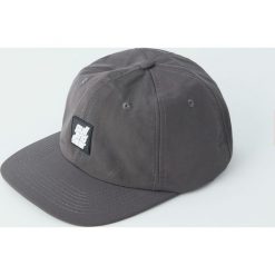 Szara czapka z gumową naszywką. Szare czapki męskie Pull&Bear, z aplikacjami, z gumy. Za 59,90 zł.