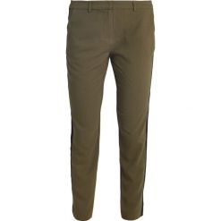 Custommade MUNO Spodnie materiałowe dark olive. Zielone spodnie damskie marki Custommade, z elastanu. W wyprzedaży za 382,85 zł.