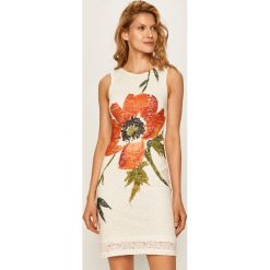Desigual - Sukienka. Sukienki damskie Desigual, na co dzień, w koronkowe wzory, z elastanu, z okrągłym kołnierzem, bez rękawów, mini, proste. W wyprzedaży za 249,90 zł.