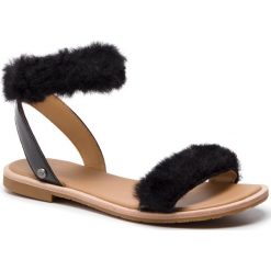 Sandały UGG - W Fluff 1101438 W/Blk. Czarne klapki damskie Ugg, bez wzorów, ze skóry, bez obcasa, na obcasie. W wyprzedaży za 339,00 zł.