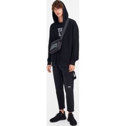 Kurtka basic z kapturem. Czarne bluzy męskie marki Pull&Bear, m, z kapturem. Za 89,90 zł.