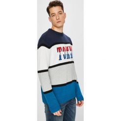Tommy Jeans - Sweter. Swetry męskie Tommy Jeans, m, bez wzorów, z bawełny, z okrągłym kołnierzem, bez kaptura. W wyprzedaży za 299,90 zł.