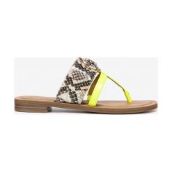 Guess Genera Japonki Szary. Szare klapki damskie Guess, w paski, z materiału, bez obcasa. Za 436,95 zł.