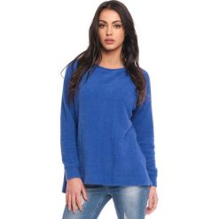 Sweter "Rina" w kolorze niebieskim. Niebieskie swetry damskie Scarlet Jones, l, bez wzorów, bez rękawów, bez kaptura. W wyprzedaży za 169,95 zł.