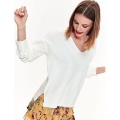 SWETER Z MIĘKKIEJ DZIANINY Z DEKOLTEM W SEREK. Białe swetry damskie marki Top Secret, bez wzorów, z dzianiny, bez rękawów, bez kaptura. W wyprzedaży za 79,99 zł.