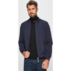 Guess Jeans - Kurtka. Niebieskie płaszcze męskie Guess Jeans, xl, z aplikacjami, z elastanu, krótkie, bez kaptura. W wyprzedaży za 539,90 zł.