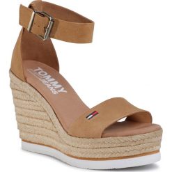 Espadryle TOMMY JEANS - Natural Suede Wedge EN0EN00911 Dusty Bronze GQE. Pomarańczowe espadryle damskie Tommy Jeans, bez wzorów, z jeansu, bez obcasa, na obcasie. W wyprzedaży za 319,00 zł.