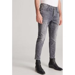 Jeansy carrot slim - Szary. Szare jeansy męskie Reserved, m, bez wzorów. Za 129,99 zł.
