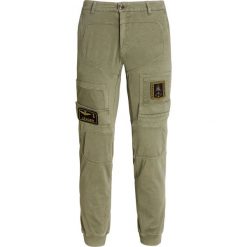Spodnie AERONAUTICA MILITARE. Niebieskie spodnie męskie Aeronautica Militare, z aplikacjami, z tkaniny, militarne. W wyprzedaży za 730,00 zł.