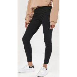 Czarne Jeansy Skinny Aroanos. Czarne jeansy damskie Born2be, bez wzorów, z jeansu. Za 79,99 zł.