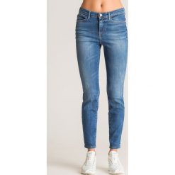 Niebieskie jeansy Guess Skinny High. Niebieskie jeansy damskie Guess, z aplikacjami, z jeansu. Za 239,60 zł.