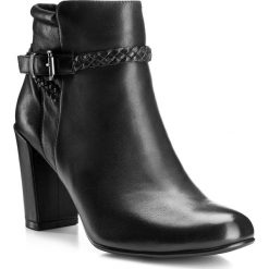 Buty damskie. Czarne botki damskie Wittchen, na jesień, ze skóry, bez obcasa, ze sprzączką. W wyprzedaży za 249,90 zł.