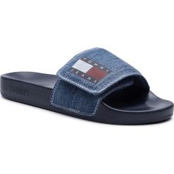 Klapki TOMMY JEANS - Denim Pool Slide EN0EN00596 Denim 404. Niebieskie klapki damskie Tommy Jeans, bez wzorów, z jeansu, bez obcasa. Za 199,00 zł.