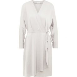 Filippa K SLINKY WRAP DRESS Sukienka letnia stone. Szare sukienki letnie marki Filippa K, xl, z materiału. Za 819,00 zł.