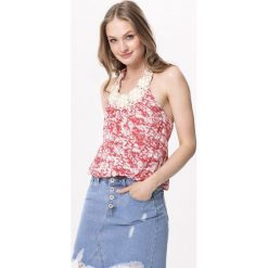 Czerwony Top Evocation. Czerwone bluzki damskie Born2be, s, z aplikacjami, klasyczne, z okrągłym kołnierzem. Za 59,99 zł.