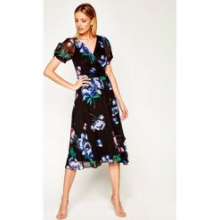 Sukienka koktajlowa DKNY DD0AY22A. Czarne sukienki damskie DKNY, bez wzorów, z poliesteru, wizytowe, bez kołnierzyka, bez rękawów. Za 639,00 zł.