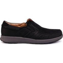 Półbuty CLARKS - Un Trail Step 261403847 Black Nubuck. Czarne półbuty męskie Clarks, na co dzień, bez wzorów, ze skóry, bez zapięcia. Za 429,00 zł.