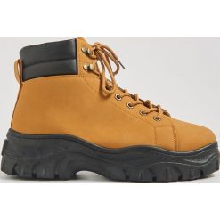 Buty trapery na grubej podeszwie - Brązowy. Pomarańczowe buty trekkingowe damskie Sinsay, bez obcasa, bez zapięcia. Za 79,99 zł.