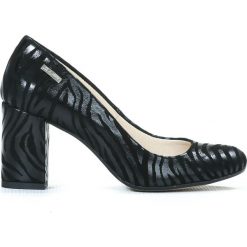 Czółenka - skóra naturalna - model 042 - kolor czarny zebra. Czarne czółenka damskie Zapato, na co dzień, bez wzorów, z jeansu, z okrągłym noskiem, bez obcasa, na obcasie. W wyprzedaży za 179,40 zł.