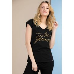 Bluzka z napisem. Bluzki damskie Monnari, z napisami, z bawełny, z dekoltem w serek. Za 39,95 zł.