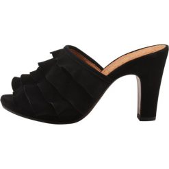 Chie Mihara ABEJA Klapki black. Czarne chodaki damskie Chie Mihara, z materiału. W wyprzedaży za 529,50 zł.