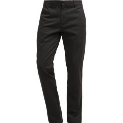 DOCKERS INSIGNIA Chinosy black. Czarne spodnie męskie marki DOCKERS, m, bez wzorów, z elastanu. Za 399,00 zł.