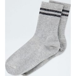 Sportowe błyszczące skarpetki. Szare skarpetki damskie Pull&Bear, bez wzorów. Za 19,90 zł.